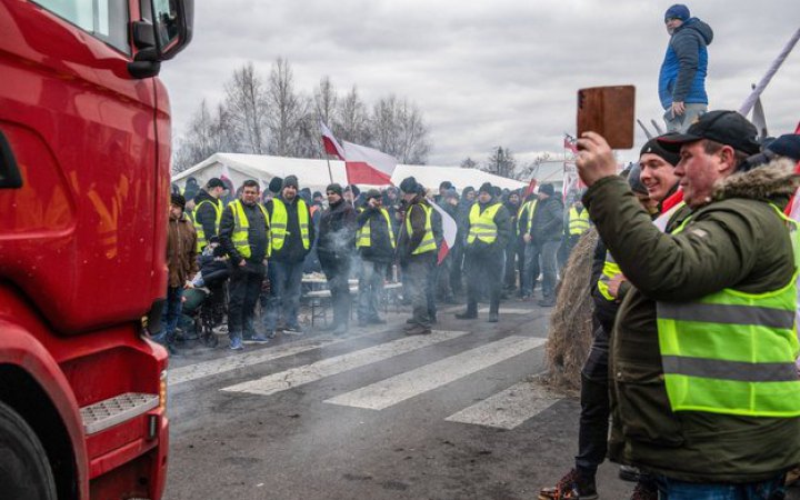 ​Польські фермери блокують пункт "Дорогуськ - Ягодин" і спробували це зробити із залізничною колією, - Держмитслужба