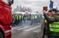 ​Польські фермери блокують пункт "Дорогуськ - Ягодин" і спробували це зробити із залізничною колією, - Держмитслужба