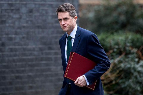 У Великобританії зі скандалом звільнили міністра оборони