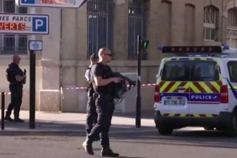 Во Франции неизвестный захватил заложников в банке