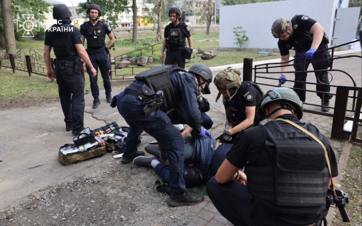 У Харкові під завалами обстріляного в суботу підприємства знайшли тіло загиблої людини