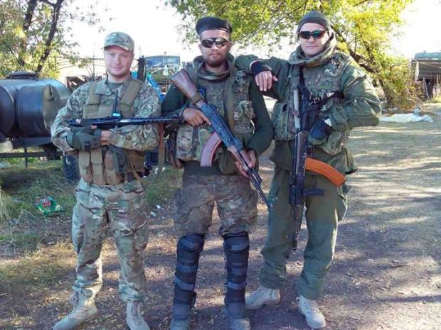Волонтер Геннадий Семенко (слева) с бойцами в зоне АТО