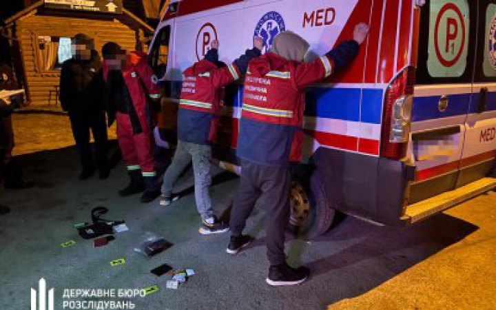 Судитимуть правоохоронця, який перевозив нелегалів, "прикриваючись" швидкою