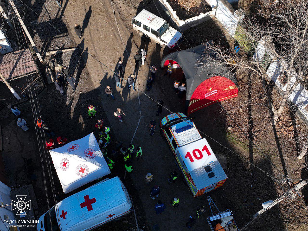 Рятувальники, спільно з волонтерами та екстреними службами, усувають наслідки ворожого ранкового удару по Миколаєву. 7 лютого 2024