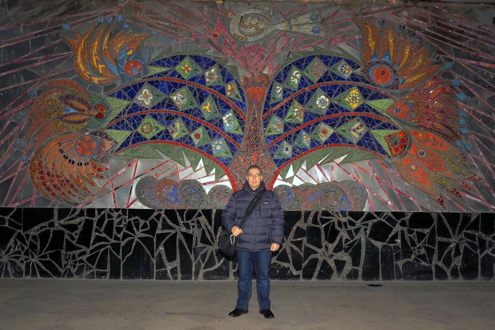 Олег Присяжнюк біля мозаїки «Дерево життя» в Маріуполі