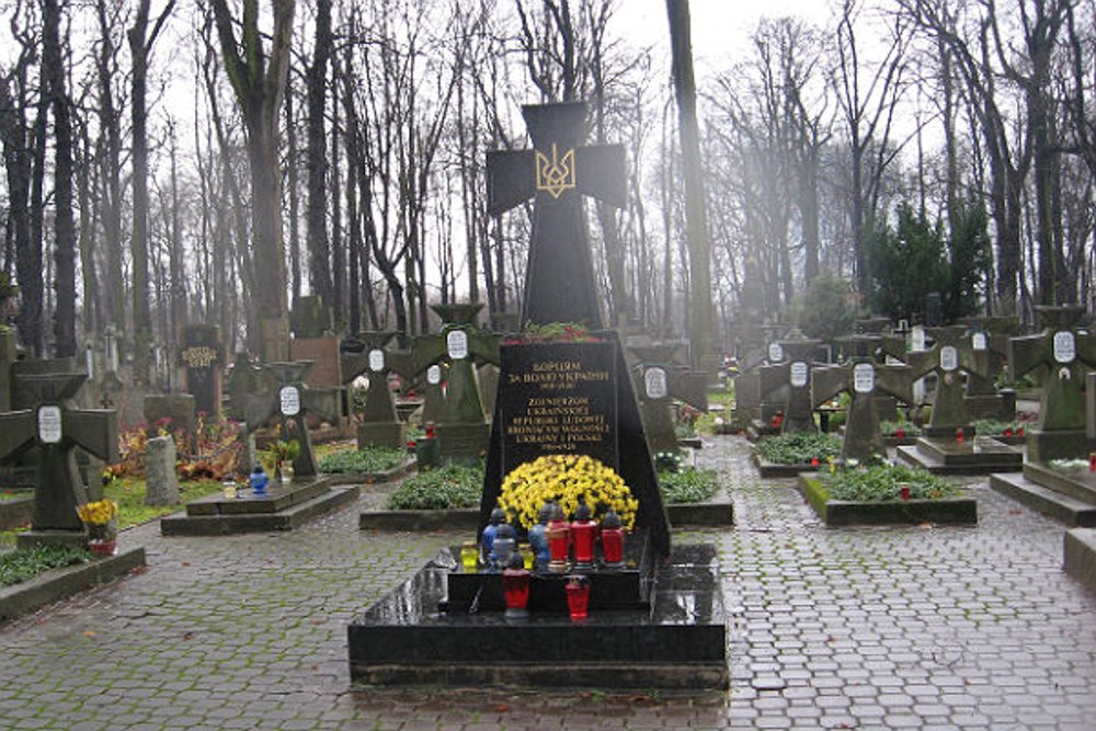 Варшавський цвинтар, який носить назву «На Волі», та монумент загиблим героям УНР. Польською написано: «Солдатам Української народної республіки, які боронили свободу України і Польщі. 1918–1920»