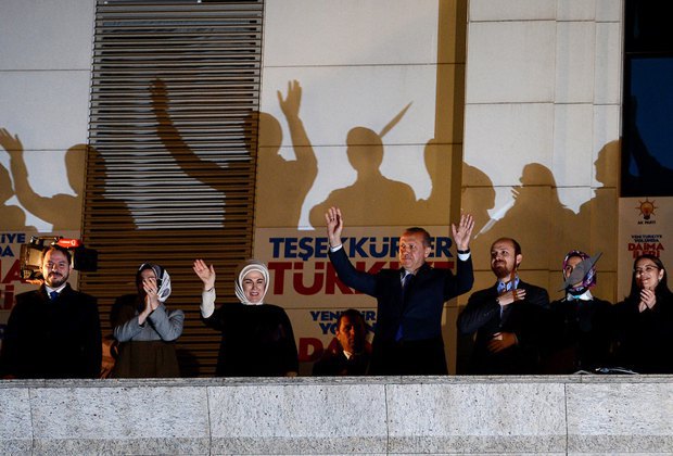 Реджеп Тайип Эрдоган и однопартийцы празднуют победу на выборах