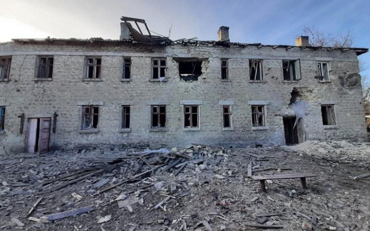 Унаслідок ворожих обстрілів Донеччини пошкоджені будинки, підприємство і школа