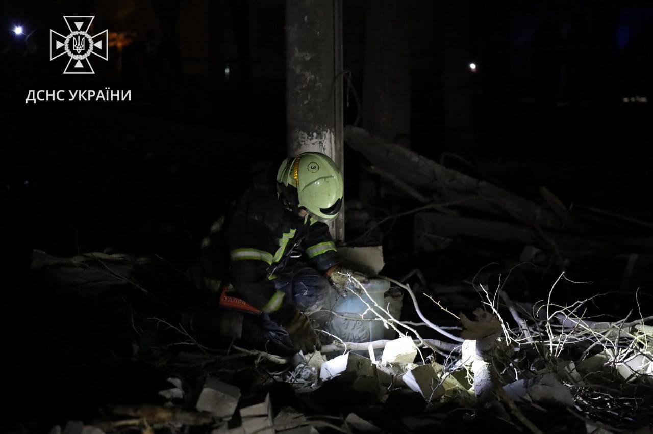 Рятувальники ліквідовують наслідки атаки у Дніпрі
