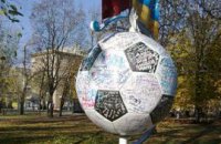 В Донецке памятник Евро-2012 исписали маркерами и помадой