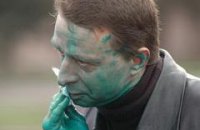 В Днепропетровске лидера протестующих предпринимателей с ног до головы облили зеленкой 