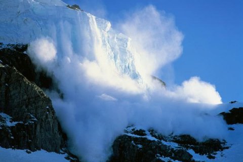 Из-за схода лавины во французских Альпах погибли 4 туристов 