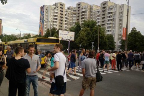 У Києві мітингувальники - мешканці "МегаСіті" спровокували транспортний колапс на Лівому березі
