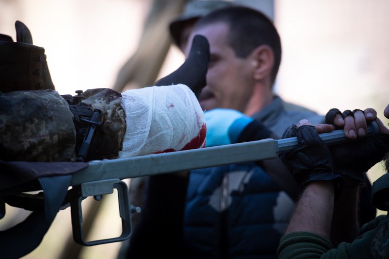 Евакуація пораненого бійця ЗСУ