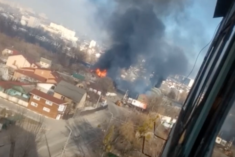 В Ирпене от вражеских обстрелов загорелись три жилых дома