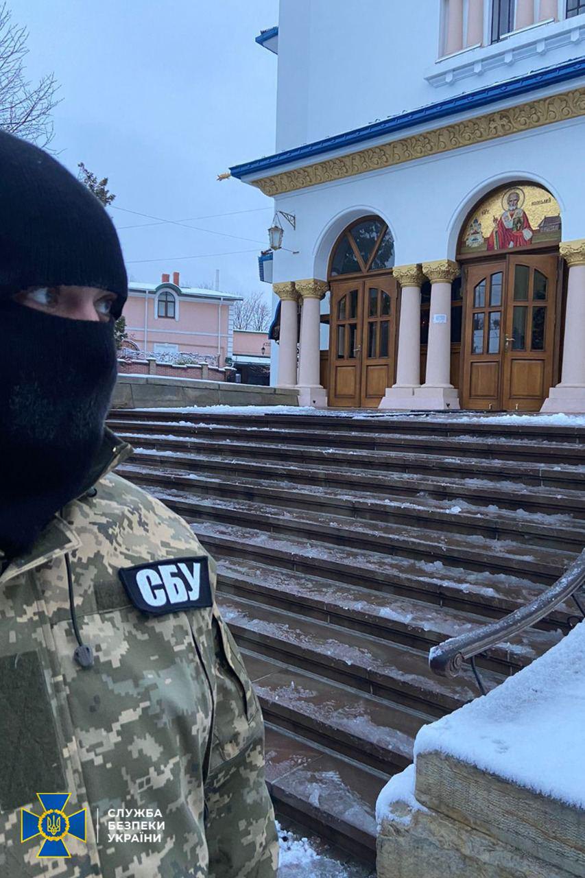 А ось і "мальчик в трусиках". СБУ під час обшуку заскочила секретаря Чернівецької єпархіі УПЦ МП з 17-річним хлопцем (ФОТО) 25