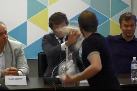 Нардеп: студентам, які жбурнули торт у заступника міністра, платить німецька проросійська партія