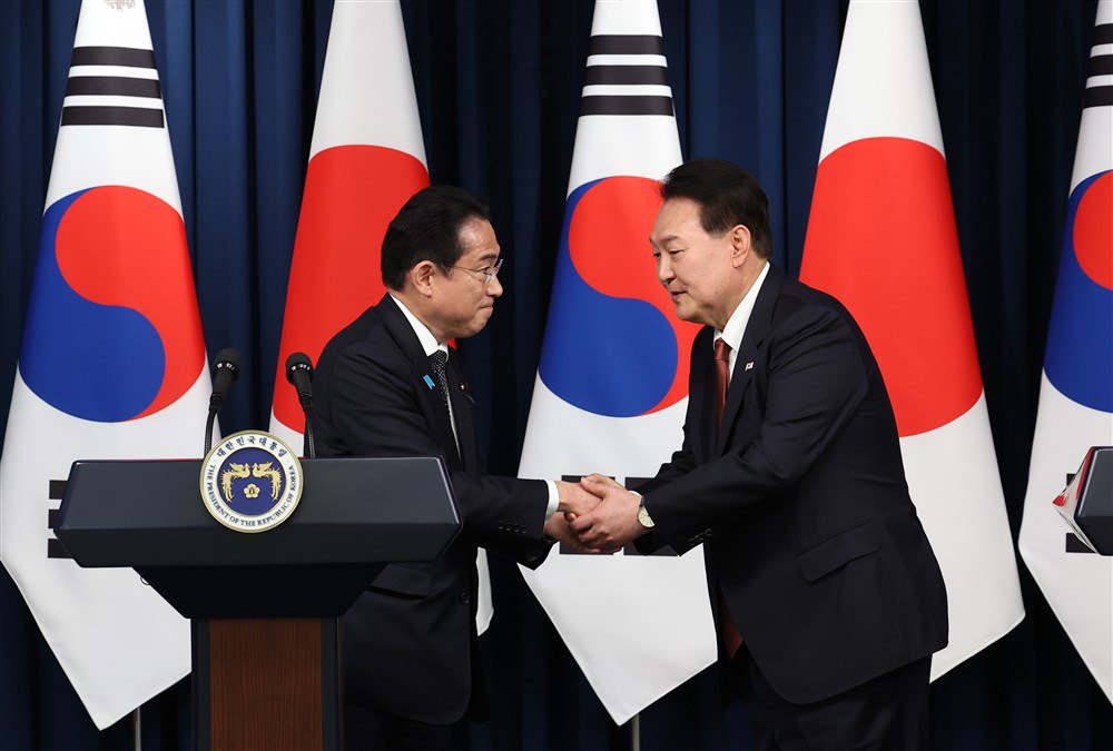 Президент Південної Кореї Юн Сок Йоль (праворуч) і прем’єр-міністр Японії Фуміо Кішіда тиснуть один одному руки після переговорів в офісі президента в Сеулі, 7 травня 2023 року.