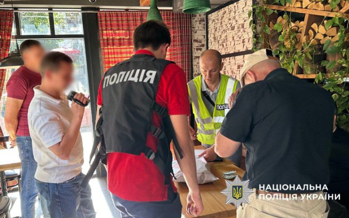 У Києві викрили посадовця Міноборони, який за $10 тисяч "бронював" чоловіків від мобілізації