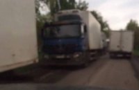 Силовики затримали на кордоні з ЛНР 170 вантажівок з алкоголем і продуктами (оновлено)