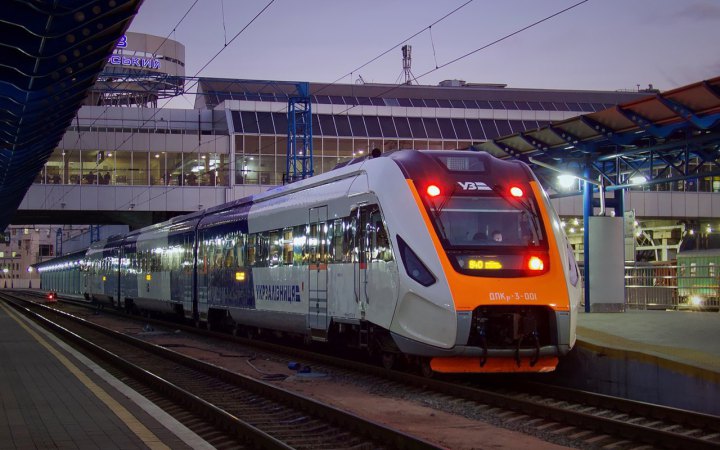 Укрзалізниця відновлює сполучення між Чернівцями та Львовом вагонами сидячого типу
