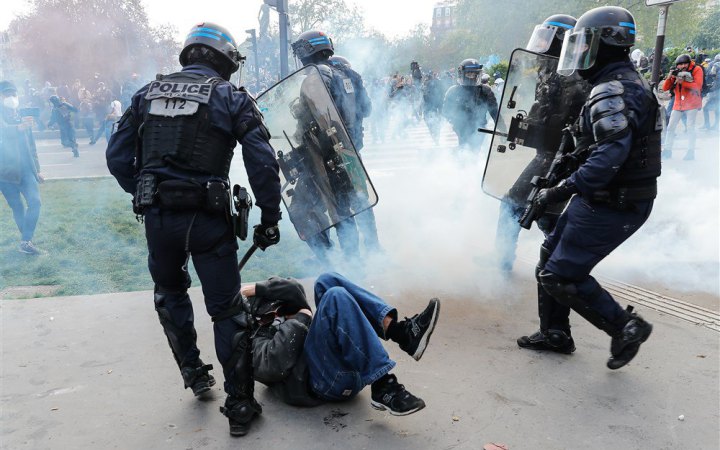 У Парижі протестувальники закидали поліцію коктейлями Молотова, правоохоронці застосували сльозогінний газ і кийки