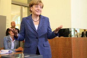 Меркель призвала Францию приостановить продажу "Мистралей" России