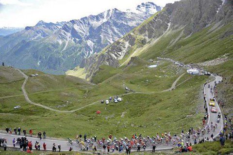 Фермери-протестувальники і сльозогінний газ перервали етап "Тур де Франс"