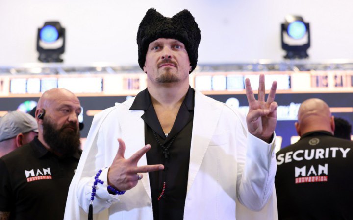 Усик зʼявився на пресконференції в новому образі гетьмана