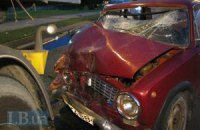 ДТП в Киеве: ВАЗ врезался в грузовик, водитель которого спал