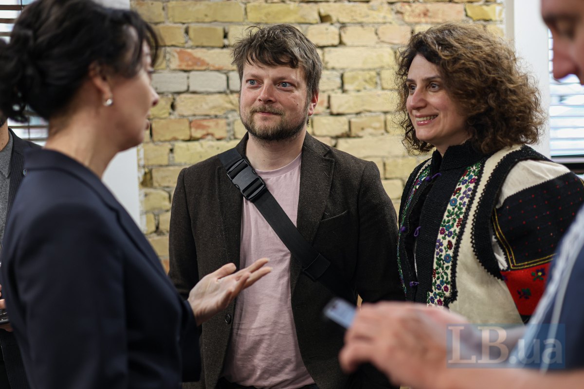 Зліва-направо: керівниця служби аналітики та моніторингу ОПУ Наталія Дмитренко, фотограф Григорій Веприк і колишня заступниця міністра економіки Світлана Панаіотіді
