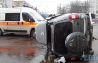 В Киеве машина "скорой помощи" перевернула внедорожник