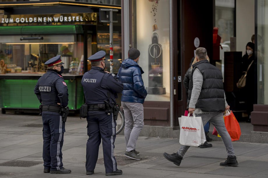 Поліція слідкує за дотриманням громадянами правил запобігання поширенню СОVID-19 у центрі Відня, 16 листопада 2020