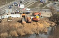 Озеро на Позняках в Киеве начали обносить забором
