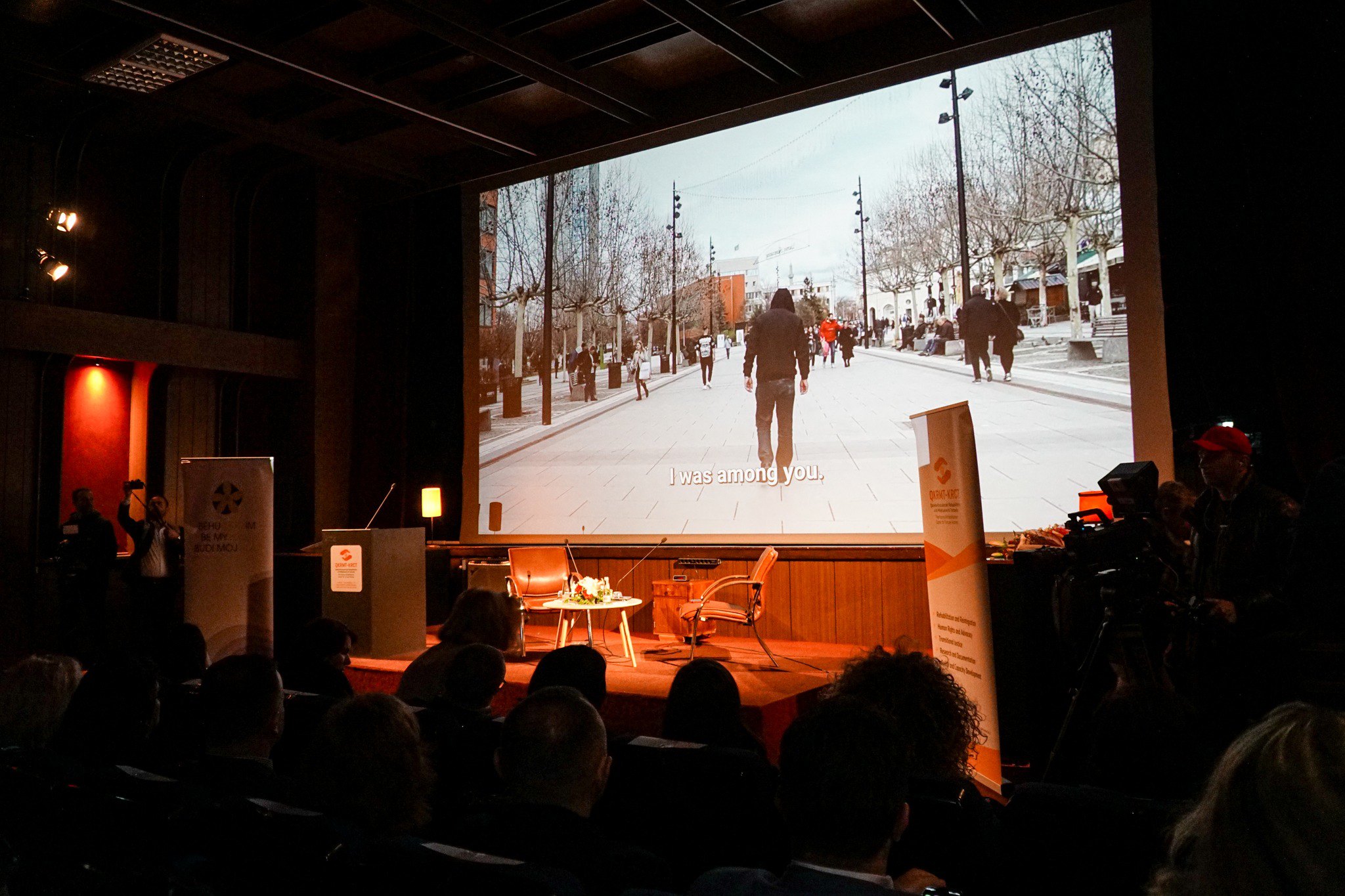 Перегляд відео, на якому вперше в історії Косова чоловік, який пережив сексуальне насильство під час війни,
виступив публічно, 14 квітня 2025 року. 