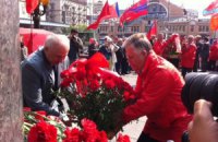 Симоненко принес цветы к Ленину и повел коммунистов на митинг