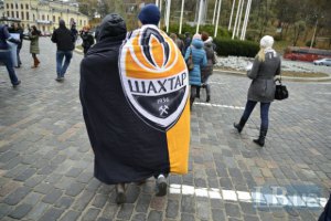 Во Львове ряженные "шахтеры" ограбили фанов "Атлетика" 