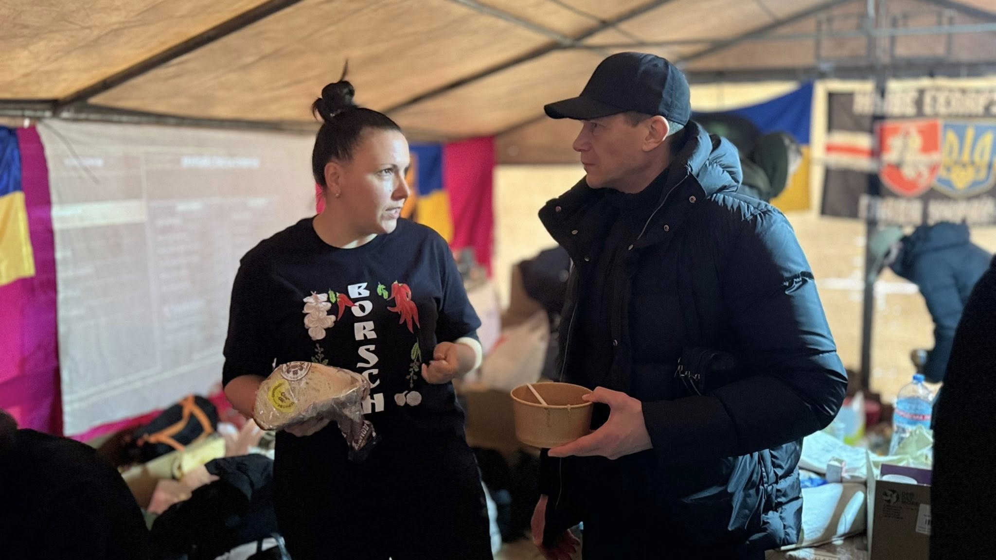 Голова Дарницької РДА Олександр Ковтунов у волонтерському пункті обігріву