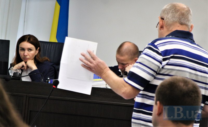 Микола Чаус долучає докази на своє виправдання. Ліворуч суддя ВАКС Інна Білоус