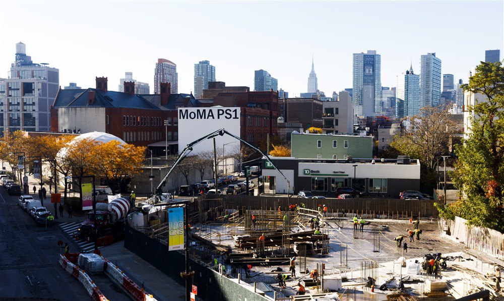 Вид на будівництво та художній музей MoMA PS1 у Лонг-Айленд-Сіті, Нью-Йорк, 8 листопада 2018 р.
