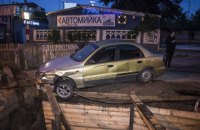 У Києві автомобіль заїхав у будівельний котлован на вулиці Малевича