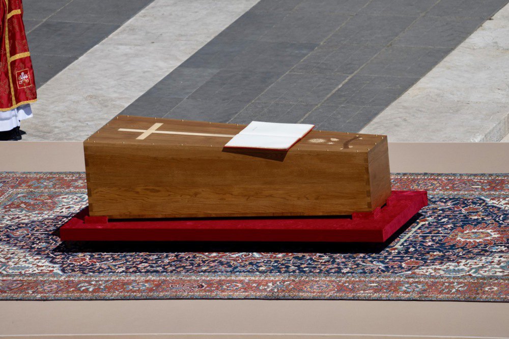 Під час церемонії прощання з Папою Римським Франциском у Ватикані.