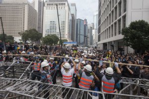 Власти Гонконга начали разбирать лагерь демонстрантов 