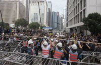 Власти Гонконга начали разбирать лагерь демонстрантов 