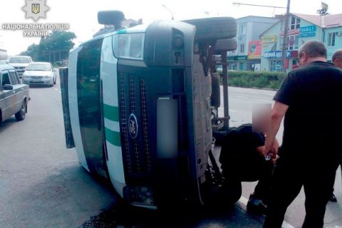 В Полтаве инкассаторский автомобиль влетел в полицейскую машину и перевернулся