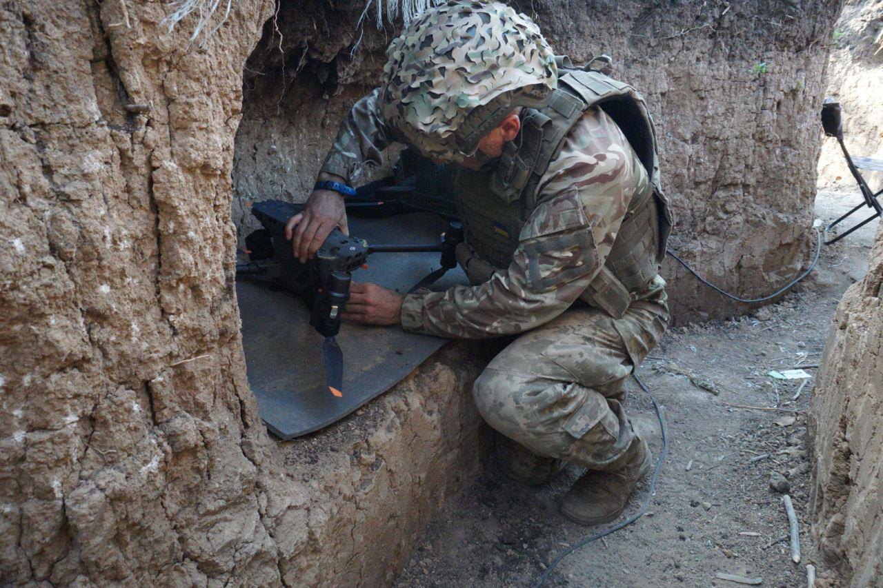 Військовослужбовець ЗСУ перевіряє роботу безпілотника перед його використанням, Запорізький напрямок.