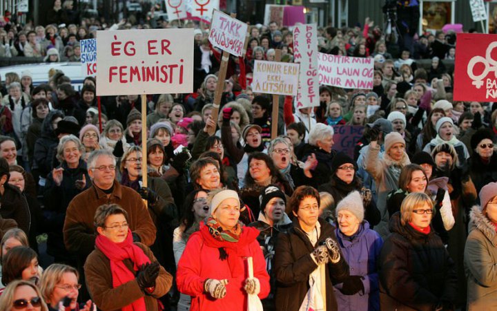 В Ісландії десятки тисяч жінок вийшли на страйк, вимагаючи рівну з чоловіками оплату праці