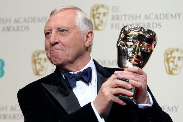 Питер Гринуэй со своей наградой за вклад в британский кинематограф