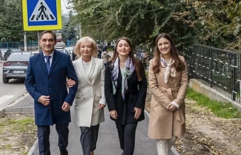 Cтояногло з родиною гуляє по Кишиневу.