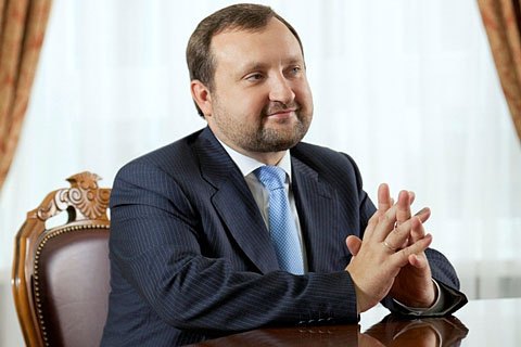 Суд зняв арешт з майна родичів екс-голови Нацбанку Сергія Арбузова
